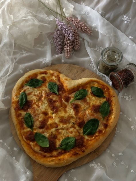 Herz Pizza Aesthetic, Cute Pizza Aesthetic, Pizza Healthy Recipes, Cute Pizzas, Cute Pizza Ideas, Heart Pizza Recipe, Heart Pizza Aesthetic, Pretty Pizza, Heart Pizzas