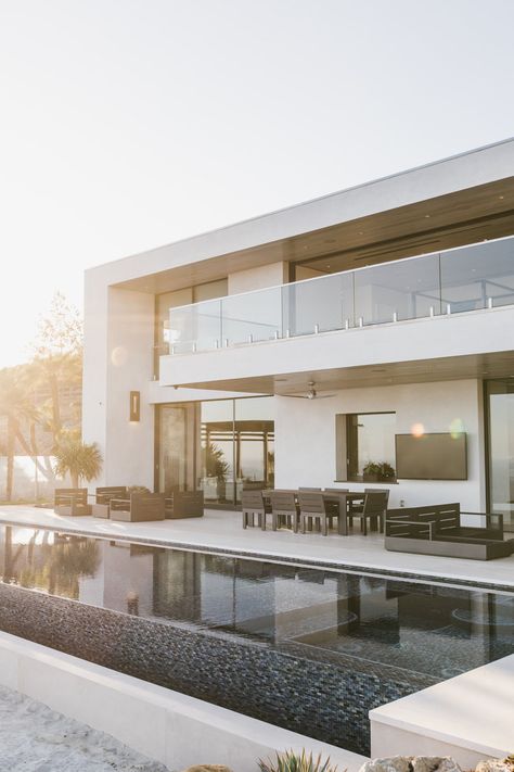 Carbon Beach Terrace. Modern home located in Malibu, CA. Designed by Douglas W. Burdge, AIA. Modern contemporary design. #modern #contemporary #modernhomedecorlivingroom #moderninteriordesign #modern #modernlandscapedesign #home #homedecor #homeimprovement #house #housedesign #houseplans #housestyles #pool #spa #hottub #massagetherapy #sauna #grill #patio #pool Modern Beach House Exterior, Modern California Home, Modern White House, Glass Beach House, Modern Beach House Design, Beach Terrace, Exterior Beach House, Villas Design, Beach House Modern