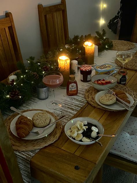 Brunch, festive, christmas, breakfast, aesthetic Christmas Meal Aesthetic, Christmas Lunch Aesthetic, Christmas Brunch Aesthetic, Christmas Breakfast Aesthetic, Christmas Morning Aesthetic, Hosting Era, Uk Breakfast, New York Activities, Brunch Aesthetic