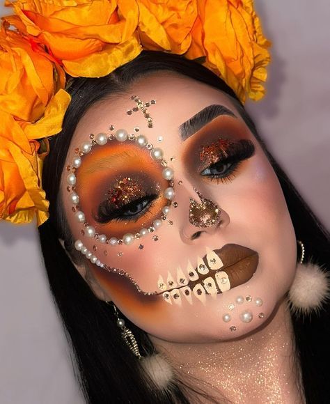 Mexican Catrina Makeup, Creative Fall Makeup Looks, Catrina Makeup Half Face, Catrina Makeup Easy, Catrina Makeup Ideas, Easy Sugar Skull Makeup, Candy Skull Makeup, Mexican Makeup, Catrina Costume