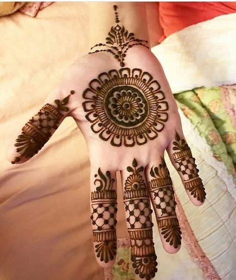 Mehndi Design Simple And Easy, Mehndi Designs For Front Hands, Hands Step By Step, Arm Henna, Round Mehndi Design, Short Mehndi Design, Mehndi Design Simple, Tattoos Hand, Palm Mehndi Design