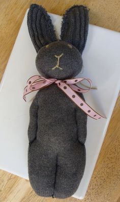 idea for bunny shape----sock bunny Sock Animals Diy, Sock Monkey Pattern, Diy Sock Toys, Sock Monkey Baby, Sock Monkey Hat, Monkey Crafts, Sock Bunny, Sock Snowman, Bear Patterns