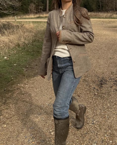 Countryside 🌳 Countryside Style Outfits, English Countryside Aesthetic Outfit, British Countryside Outfit, Posh English Aesthetic, Countryside Outfits Women, Cotswolds Outfit, Countryside Aesthetic Outfit, British Countryside Fashion, English Countryside Outfit