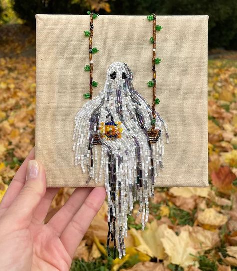 Easy Bead Embroidery Projects for Craft Enthusiasts Halloween Beaded Embroidery, Cross Stitch And Embroidery, Beaded Halloween Crafts, Embroidery Pins Diy, Ghost Bead Pattern, Cross Stitch Brooch, Halloween Bead Embroidery, Glass Bead Embroidery, Embroidery Designs Beads