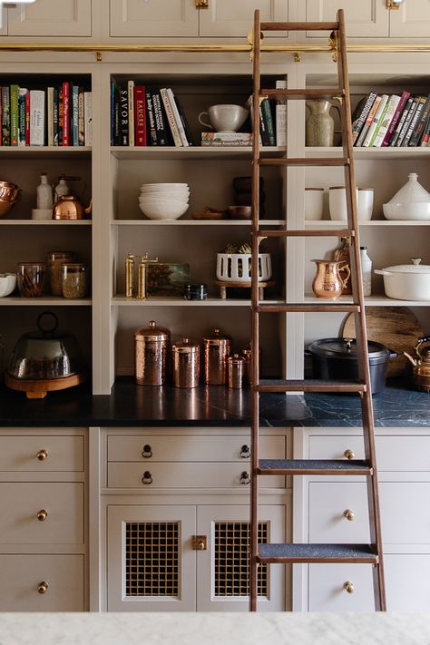 Bookshelf In Kitchen, Kitchen Ladder, Cottage Vibes, Kitchen Farmhouse, Modern Farmhouse Kitchens, Countertop Materials, Ikea Kitchen, Decoration Inspiration, Kitchen Decoration