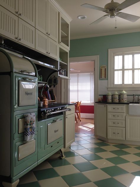 The kitchen in this otherwise beautifully intact 1926 home was updated in the 1950's, but lacked the visual charm of the rest of the house. A mid-1920s green and white  Wedgewood stove provides the inspiration and colors for this fully modern upgrade with a late '20s to early '30's look.  -- from the board "1920s Kitchen remodel with Wedgewood stove" 1920s Kitchen Remodel, Vintage Home Decor Eclectic, 1920s Kitchen, 1950s House, Vintage Appliances, Decor Ikea, Basket Vintage, Cottage Kitchens, Kitchen Stove