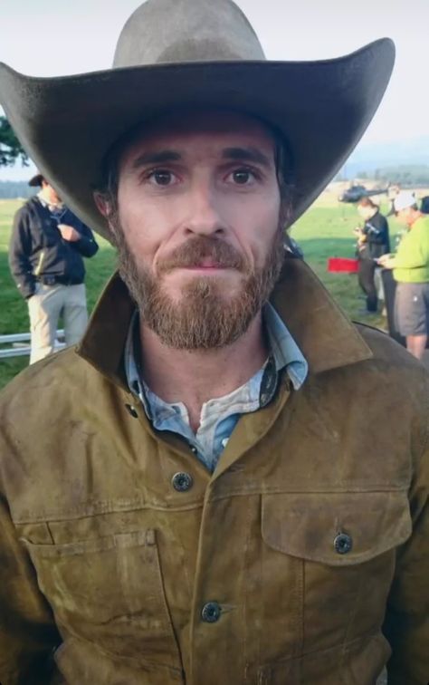 S1 Dave Annable Yellowstone, Lee Dutton, Famous Bears, Dave Annable, Yellowstone Series, Dutton Ranch, Estilo Country, Favorite Actors, Yellow Stone