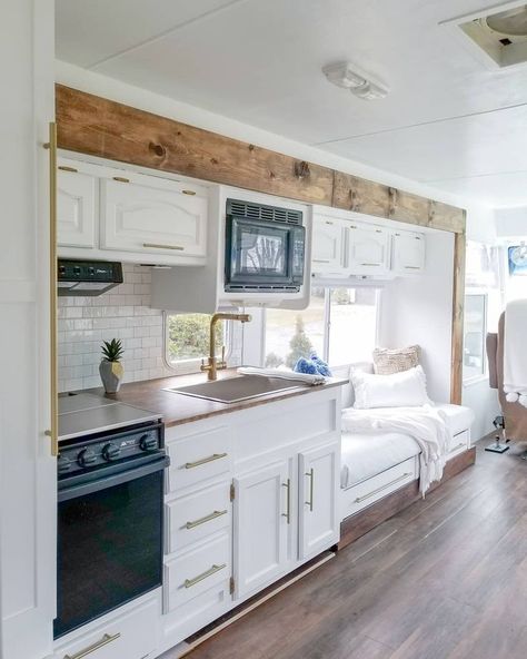 Rv Renovation Ideas, Husbil Makeover, Motorhome Living, Motorhome Remodel, Glamper Camper, Wohne Im Tiny House, Camper Trailer Remodel, Rv Renovation, Caravan Renovation