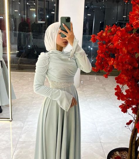 Sister Of The Bride Dress Hijab, Hijabi Dresses Soiree, Soiree Dresses For Hijab, Simple Engagement Dress, Dress Soiree, Hijabi Dresses, Hijab Sport, Cute Formal Dresses, Bride Dress Simple