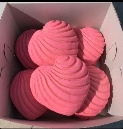 Pink Mexico Aesthetic, Heart Shaped Conchas, Mexican Bakery Aesthetic, Heart Conchas, Mexican Desert, Pastel Cupcakes, Cute Baking, Think Food, Cute Desserts