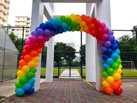 Balloon Decorations for Woodlands Ring Primary School Simple Balloon Decoration, Rainbow Balloon Arch, Balloon Arch Decorations, Theme Carnaval, Rainbow Party Decorations, Little Pony Birthday Party, Painting Birthday, Round Balloons, Rainbow Balloons