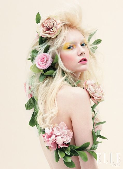 Flower wreath, at the posing I thought it was dumb for the makeup and macbre meaning. Besides that he didn't pay for the modeling. Rose Makeup, High Fashion Makeup, Robert Mapplethorpe, Flowers In Her Hair, Foto Poses, Trik Fotografi, Foto Inspiration, Flower Child, Flower Wreath