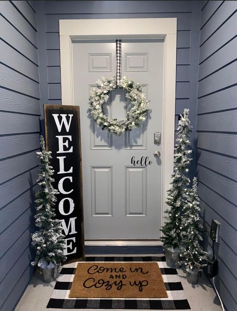 Outside Entrance Christmas Decor, Outside Apartment Christmas Decor, Small Stoop Decor, Christmas Decor Ideas Outdoor Townhouse, January Door Decorations For Home, Small Porch Winter Decor, Outside Door Decor Front Entry Apartment, Christmas Porch Decor Small, Christmas Front Door Apartment