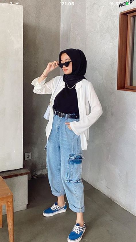 Hijabi Photography, Jeans Hijab, Celana Jogger, Jeans Pants Outfit, Denim Jogger Pants, Jogger Pants Outfit, Style Tutorial, Hijab Style Tutorial, Hijab Ootd