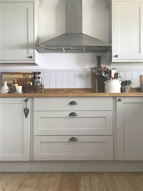 Light Grey Cottage Kitchen, Kitchen Interior Wooden Worktop, Country Kitchen Cupboards, Grey Kitchen Wooden Worktops, Kitchen Ideas Wooden Worktop, Sand Colour Kitchen, Grey Kitchen Cupboards Colour Schemes, Traditional Country Kitchen, Kitchen Unit Colours