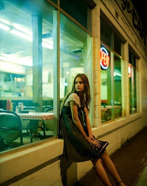 Light inspiration Night Photography Portrait, City Lights At Night, Foto Portrait, Night Portrait, Fashion Model Photography, 35mm Photography, Street Portrait, Night Photos, Cinematic Photography