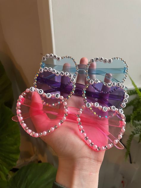 Concert Accessories Ideas, Diy Heart Sunglasses, Eras Tour Lover Accessories, Decorated Sunglasses Diy, Bedazzled Heart Sunglasses, Eras Tour Heart Glasses, Heart Sunglasses With Beads, Heart Glasses With Beads, Eras Tour Diy Outfits