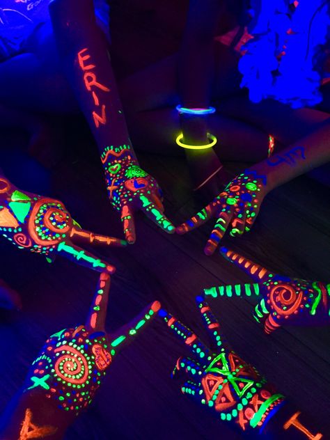 Glow In The Dark Art, Uv Party, Glow In Dark Party, Neon Birthday Party, Sweet Sixteen Birthday Party Ideas, Glow Birthday Party, Black Pinterest, Diy Glow, Fest Temaer