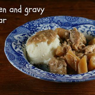 Chicken and Gravy Dinner in a Jar - Healthy Canning Pressure Canner Recipes, Canning Chicken, Healthy Canning, Sunday Roast Dinner, Chicken And Gravy, Pressure Canning Recipes, Home Canning Recipes, Canning Recipe, Chicken Gravy