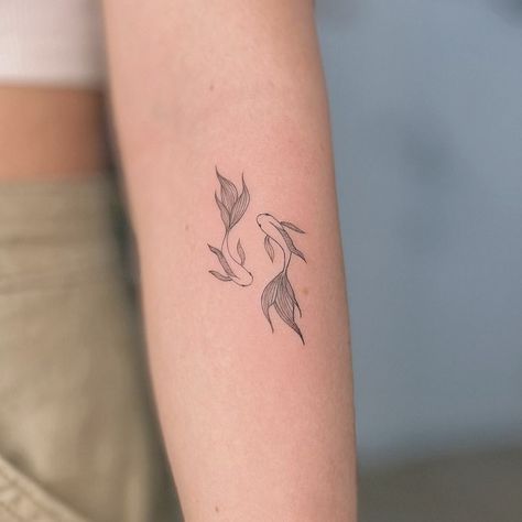 Fine Line Coy Fish Tattoo, Beta Fish Tattoos, Koi Fish Tattoo Minimalist, Fine Line Koi Fish Tattoo, Small Koi Fish Tattoo, Koi Carp Tattoo, Betta Tattoo, Coi Fish Tattoo, Pisces Fish Tattoos