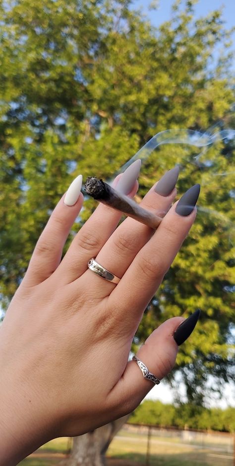 White And Black Matte Nails, Black And White Nails Matte, Matte Glossy Nails Design, Matte Black Coffin Acrylic Nails, Fade To Black Nails, White To Black Ombre Nails, White Matte Nails With Design, Matte Nails Aesthetic, Black Nails White Tips