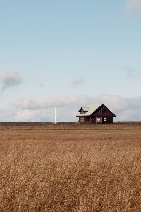 Minimal photography of a lonely country side house in Iceland. Landscape photography, fine art photography, travel photography, iceland travel, travel photography, iceland landscape, aesthetic pictures. #photography #minimalphotography #icelandinspiration Rural Aesthetic House, Landscape With House Photography, Simple Environment Photography, 60s Country Aesthetic, Countryside Landscape Photography, Simple Nature Pictures, Minimal Landscape Photography, Farm Photography Landscape, Minimalist Landscape Photography