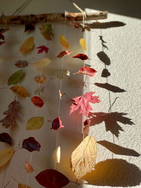 Dry Leaves Craft, Rudens Dekori, Autumn Mobile, Autumn Goals, Collage Animals, Branch Mobile, Leaf Mobile, Nature Mobile, Thanksgiving Crafts Decorations