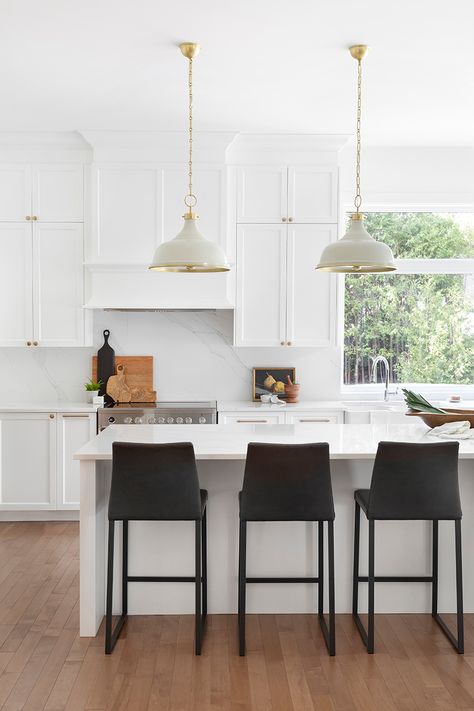 White Kitchen Cabinets With Brass Hardware, Backsplash For White Cabinets, Beautiful White Kitchens, Off White Cabinets, Stylish Kitchen Design, Black Counter Stools, Quartz Backsplash, White Shaker Cabinets, Kitchen Island With Seating