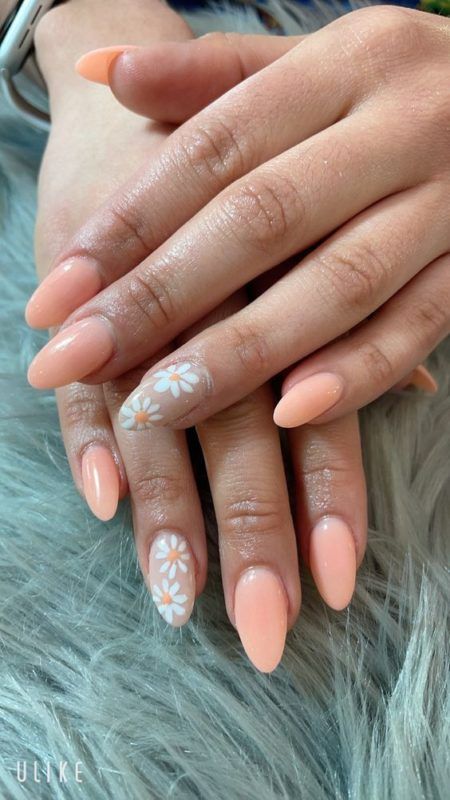 2024's Trendy Summer Short Oval Nails: Gel & Acrylic Inspirations Peach Nail Art, Almond Nails Designs Summer, Almond Shaped Nails Designs, Almond Acrylic Nails Designs, Short Oval Nails, Ring Finger Nails, Summer Gel Nails, Nails Yellow, Peach Nails