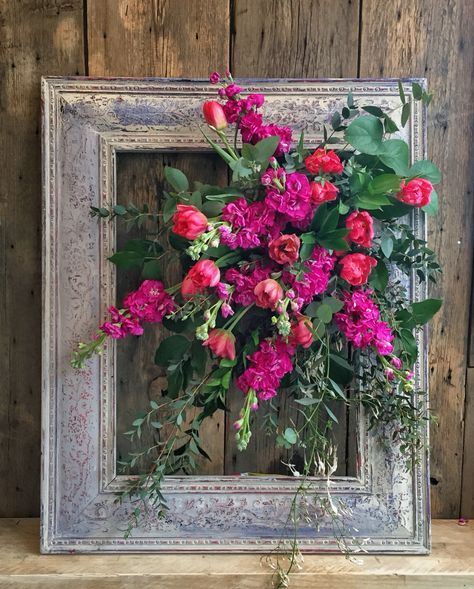 Flowers in picture frame Frames With Flowers Decor, Picture Frame Floral Arrangements, Frame With Flowers Diy, Picture Frame Wreaths For Front Door, Decorative Frames Ideas, Picture Frame Flower Arrangement, Picture Frame Wreath Ideas, Decorate Picture Frames Diy, Picture Frame Flowers