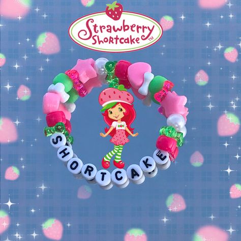 Candy Bead Bracelet Ideas, Strawberry Shortcake Bracelet, Strawberry Kandi, Customized Bracelets, Bracelets Kandi, Diy Kandi Bracelets, Strawberry Shortcake Party, Pony Bead Bracelets, Kandi Inspo