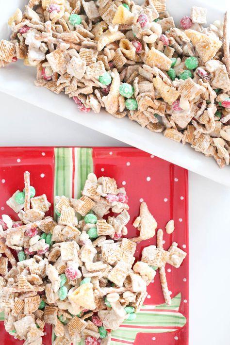 Christmas Crack Best Christmas Dessert Recipes-2 Holiday Chex Mix Recipes, White Trash Snack Mix, Chocolate Chex Mix Recipes, Macaroons Easy, White Trash Recipe, White Chocolate Chex Mix, Chocolate Chex Mix, Chex Mix Christmas, Christmas Crunch