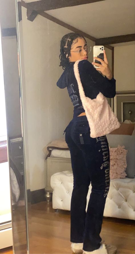 Juicy Couture Track Suit Y2k, Juicy Couture Tracksuit Outfit Ideas, Juicy Couture Tracksuit Outfit, Juicy Couture Track Suit Outfits, Juicy Couture Track Suit Aesthetic, Track Suit Y2k, Juicy Outfit, Juicy Track Suit, Juicy Couture Track Suit