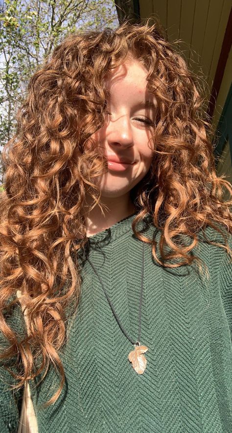 Strawberry Blonde On Curly Hair, Curly Hair Color Ideas Brown, Dyed Curly Wavy Hair, Caramel Hair Color Curly Hair, Dyed Brown Curly Hair, Copper Hair With Tan Skin, Butterscotch Hair Color Curly, Light Auburn Curly Hair, Light Ginger Curly Hair