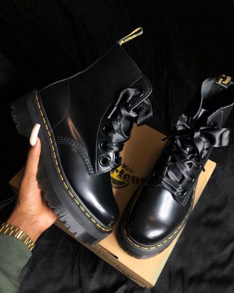 Chunky Doc Martens, Platform Doc Martens, Doc Marten Boot, Fit Aesthetic, Doc Martens Boots, Fits Aesthetic, Shoe Wishlist, Dr Martens Boots, Doc Marten Oxford