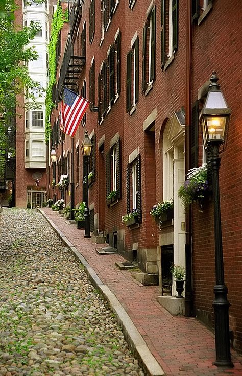 Boston - Beacon Hill "Acorn Street" Boston In The Fall, Boston Aesthetic, Beacon Hill Boston, Places In Boston, Boston Street, Romantic Walk, Cobblestone Street, Living In Boston, Boston Usa