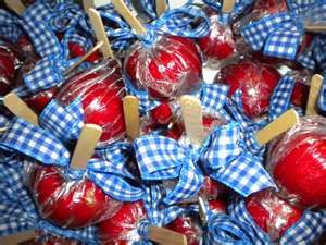 Wizard of Oz candy apples. . . too cute!  snack idea for the girls Oz Büyücüsü, Wizard Of Oz Party, Wizard Of Oz Decor, The Wonderful Wizard Of Oz, Festa Party, Trunk Or Treat, Candy Apples, Wizard Of Oz, Ideas Photo