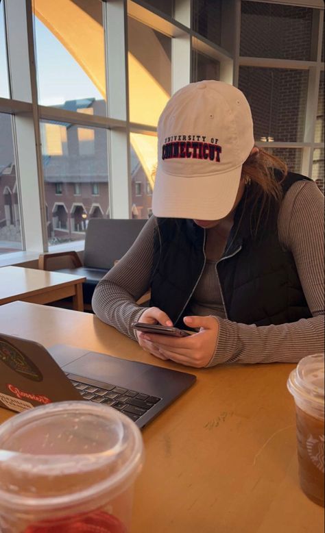 #college #fashion #aesthetic #studying #fall University Of Connecticut Aesthetic, College Asethic, 90s College Aesthetic, Online College Aesthetic, Uconn Aesthetic, College Girl Aesthetic, College Life Aesthetic, Outfit Inspirations For School, Romanticizing College