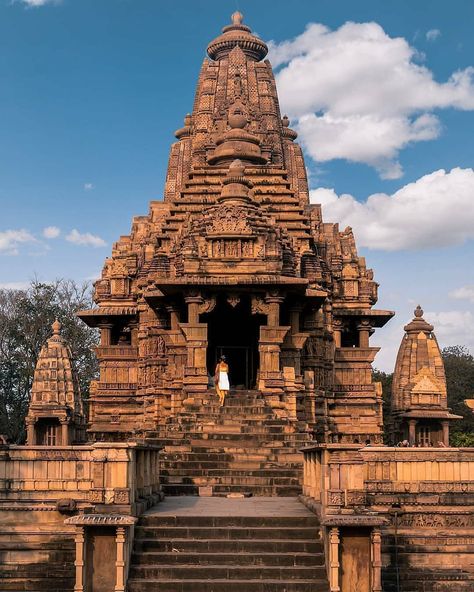 Indian Castle, Satya Sanatan, Indian Monuments, Ancient Carvings, Khmer Architecture, Monument In India, Khajuraho Temple, Temple India, Ancient Drawings