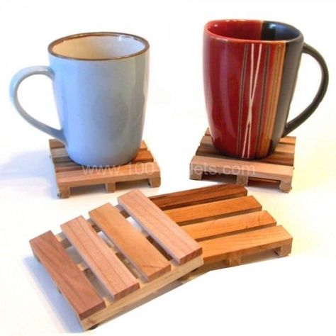 Christmas gifts for pallet lovers Mini Pallet Coasters, Pallet Coasters, 1001 Pallets, Wooden Pallet Furniture, Coffee Coasters, Pallet Crafts, Coaster Furniture, Wooden Projects, Small Wood Projects