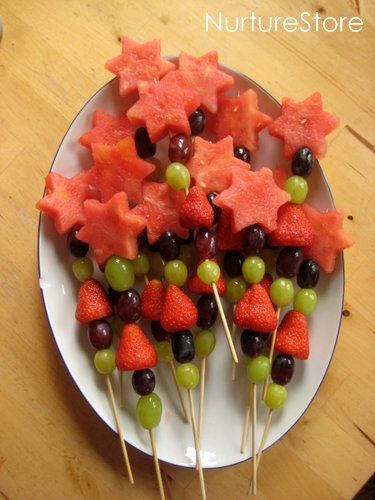 fruit magic wand fairy - great for a party. And a fun way to learn shapes and repeating patterns! Fairy Party Food, Steiner Waldorf, Fairy Food, Snack Healthy, Fruit Kabobs, Fruit Party, Kids Party Food, Snacks Für Party, Birthday Food