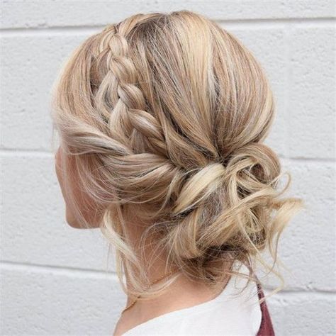 We've got some hairstyle inspiration from straight off the runway, to keep your party look fresh and your updo up to date. Chignon Updo, Easy Updos For Long Hair, Vegan Hair, Braided Hairstyles For Wedding, Penteado Cabelo Curto, Wedding Hairstyles Updo, Braided Hairstyles Easy, Wedding Hair And Makeup, Hair Dos