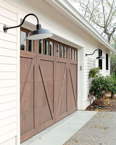 Barn Door Garage, Modern Farmhouse Exterior Colors, Farmhouse Exterior Colors, Farmhouse Garage, Eksterior Modern, Farmhouse Exterior Design, Garage Exterior, Garage Door Design, Exterior Color Schemes