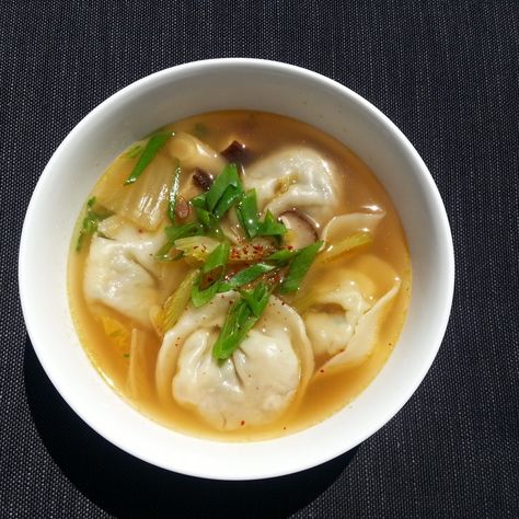 Korean food photo: Mandu soup on Maangchi.com Mandu Soup, Soup Korean, Maangchi Recipes, Korean Dumplings, Shrimp Dumplings, Steamed Dumplings, Dumpling Wrappers, Dumplings For Soup, Korean Cooking