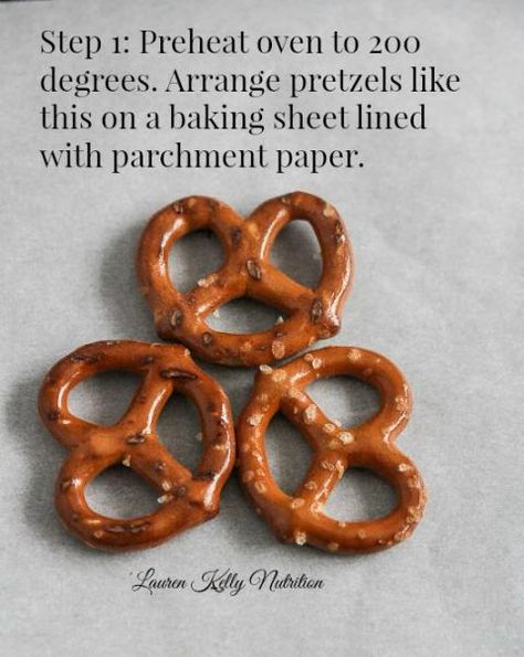 Pretzel Shamrocks are a fun and easy treat! St Patricks Day Pretzels Treats, Pretzel Shamrocks, Shamrock Pretzel Pops, Shamrock Pretzels, St Patrick's Day Appetizers, St Patrick's Day Treats, St Patrick Day Snacks, Finger Desserts, March Holidays