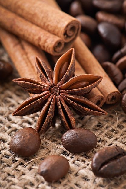 Coffee Beans Photography, Coffee Grain, Colourful Wallpaper Iphone, Food Art Photography, Cinnamon Coffee, Coffee Photography, Organic Coffee, Wooden Background, Coffee Grinder