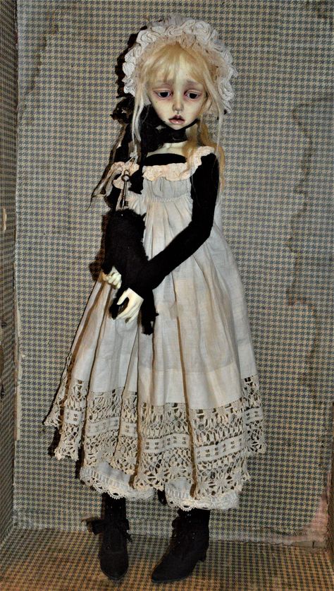 Creepy Antique Dolls, Haunted Doll Aesthetic Outfits, Creepy Vintage Dolls, Victorian Dolls Porcelain, Cute Doll Dress, Creepy Doll Outfit, Porcline Dolls Vintage, Creepy Cute Dolls, Dark Doll Aesthetic