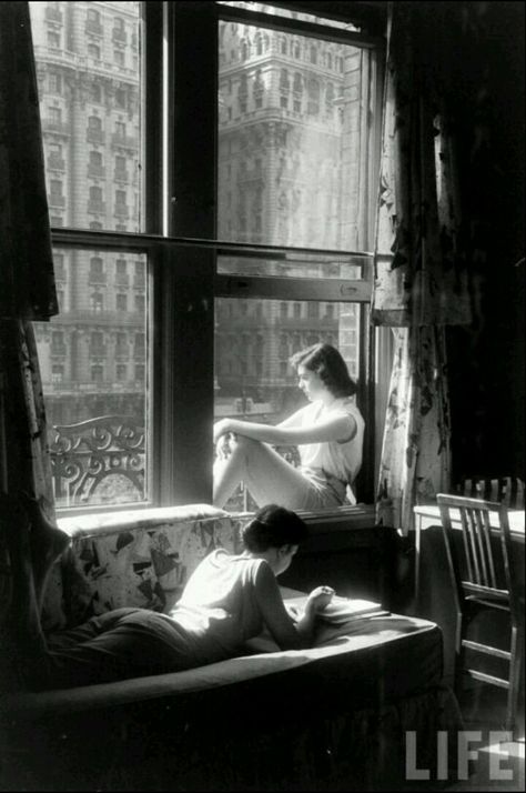 Nina Leen Nina Leen, Looking Out The Window, Hur Man Målar, Woman Reading, Foto Art, Vintage Portraits, 인물 사진, Vintage Pictures, Black And White Photographs