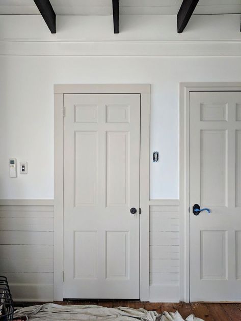 If you’re planning on trying to incorporate the Contrasting Trim paint color technique in your own home, we’re sharing a little insight into the process and 5 Perfect Paint Colors. Deur Makeover, Interior Door Colors, Trim Paint Color, Trim Paint, Off White Walls, Perfect Paint Color, Contrasting Trim, Painting Trim, Door Color