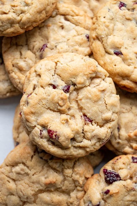 Soft and Chewy Oatmeal Craisin Cookies Recipe Craisin Oatmeal Cookies, Cookie Recipe With Oil, Oatmeal Craisin Cookies, Craisin Cookies, Vegan Oatmeal Cookies, Oat Cookie Recipe, Oatmeal Cookies Easy, Vegan Oatmeal, Food Cookies